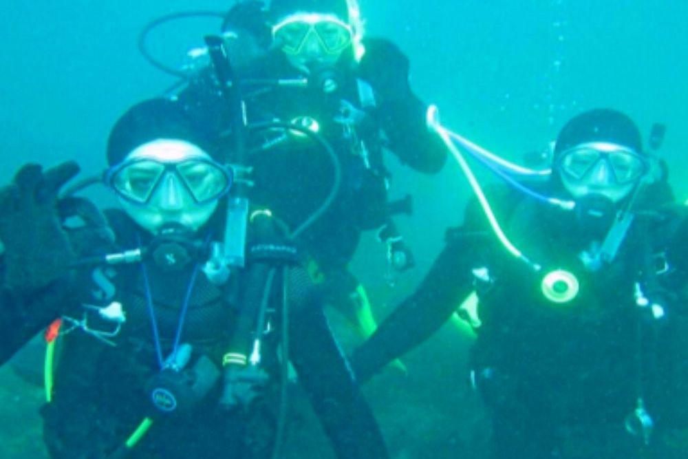 The Role of a Dive Guide in Ensuring Your Safety Underwater